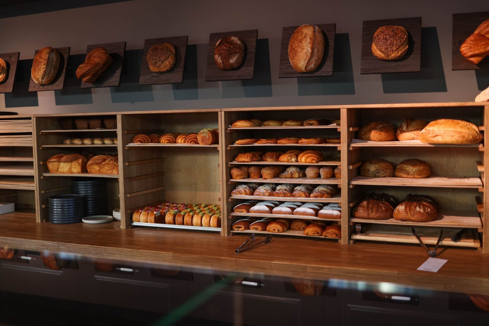 Bagerivindue fyldt med friskbagt brød tidligt om morgenen